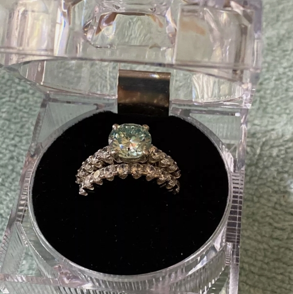 ONE DAY SALE ONLY!! Gorgeous Moissanite Diamond Engagement Set!! WOW!! 💍🤍💍🤍 - Picture 3 of 8